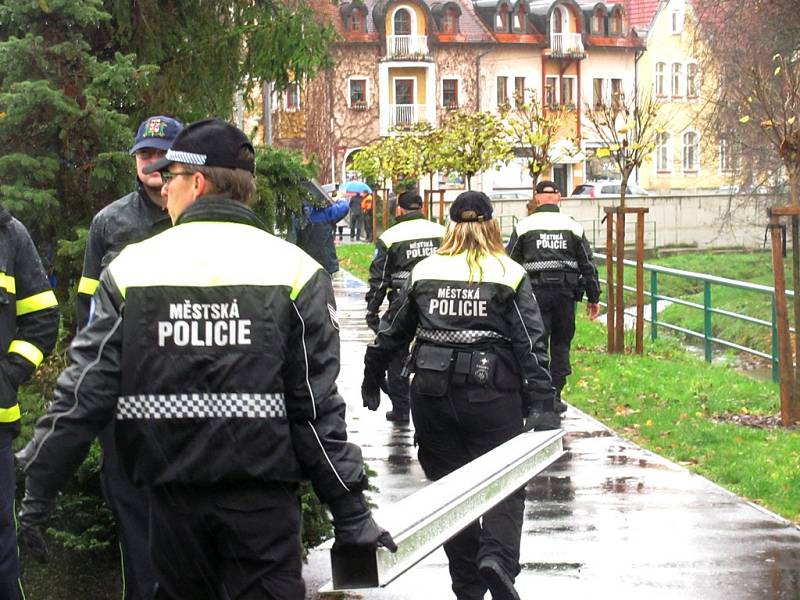 VÝSTAVBA jedné protipovodňové zábrany trvá jen pár minut. „Nejdéle  by zřejmě trvalo  dopravit zábrany na místo,“ podotkl zástupce velitele MP Sokolov Jiří Novák.