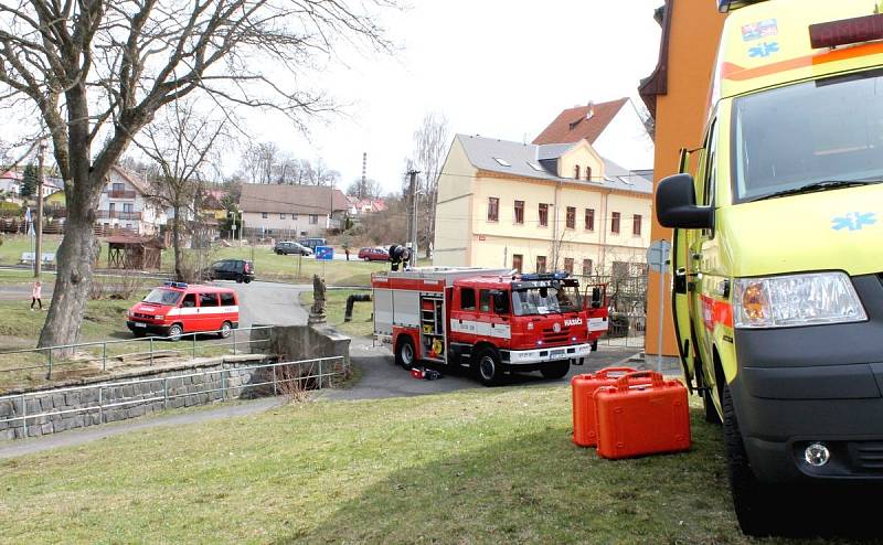 Na muže se svalilo staré železo.