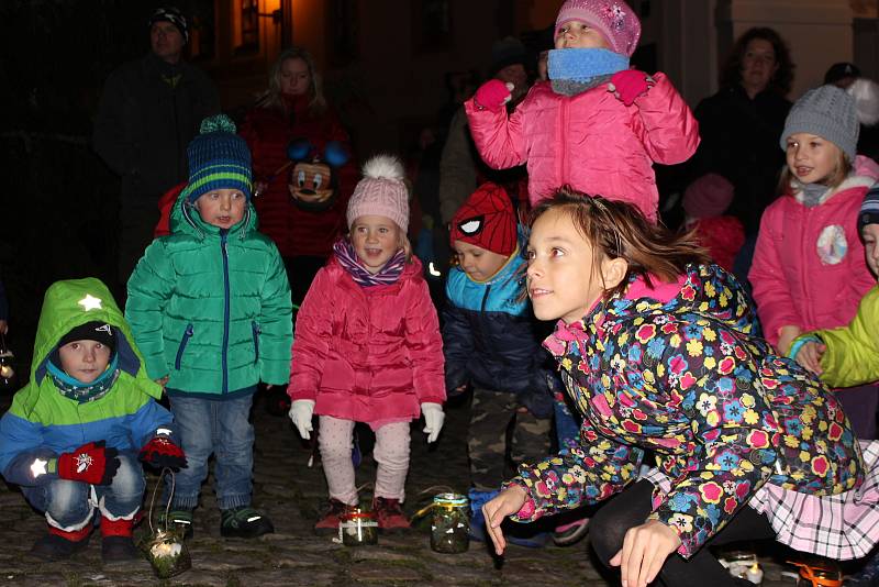 O víkendu pořádal Loketský dráček Uspávání broučků i s lampionovým průvodem.