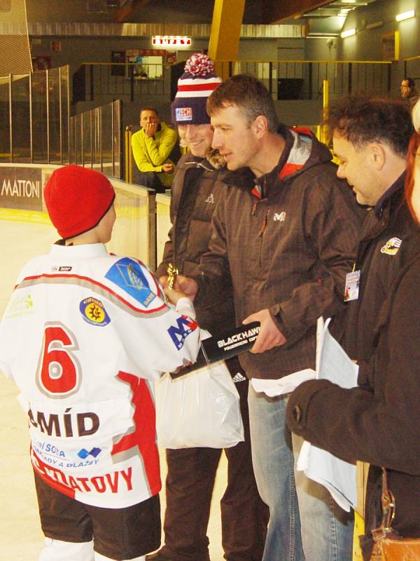 Nejlepší střelec turnaje Jakub Šmíd převzal ocenění z rukou bývalého dlouholetého kapitána Baníku Sokolov Ladislava Veverky