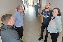 Hejtman navštívil i bývalý internát v Kraslicích, kde hovořil s ukrajinskými uprchlíky