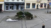 MĚSTO Sokolov přišlo s návrhem zavést v těchto místech 15 parkovacích míst. Podnikatelé ze Starého náměstí v Sokolově  však tvrdí, že to není řešení.