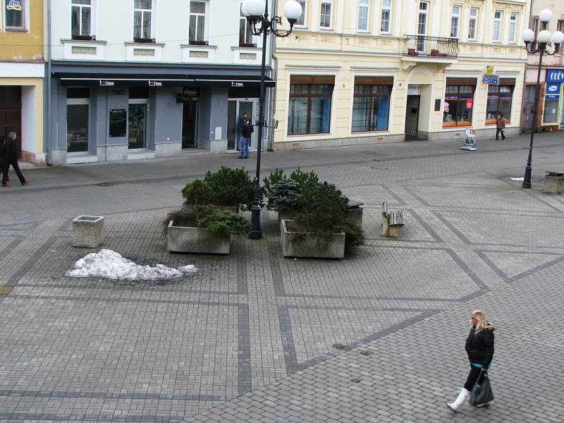 MĚSTO Sokolov přišlo s návrhem zavést v těchto místech 15 parkovacích míst. Podnikatelé ze Starého náměstí v Sokolově  však tvrdí, že to není řešení.