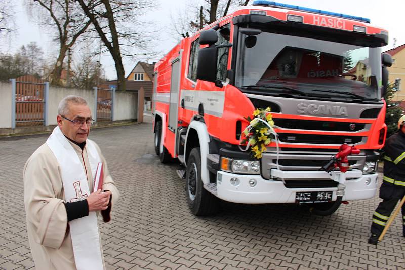 Hasiči z Vintířova dostali pod stromeček novou cisternu