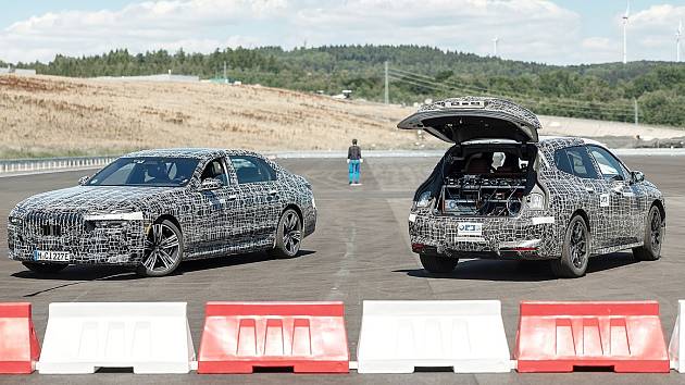 Na zkušební trať polygonu BMW u Sokolova vyrazila první auta.