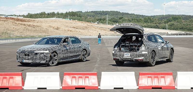 Na zkušební trať polygonu BMW u Sokolova vyrazila první auta.