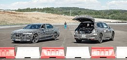 Na zkušební trať polygonu BMW u Sokolova vyrazila první auta.