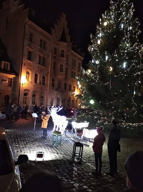 Rozsvícení stromu v Lokti na první adventní neděli.