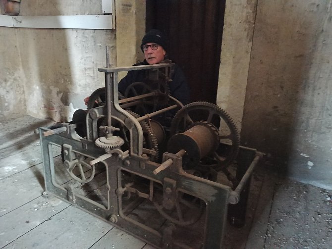 Hodinový stroj z kostela umístili do kraslické historické hrázděnky. Na snímku Bohumír Břehovský