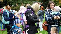 Mezinárodní týden nošení dětí podpořilo v Sokolově průvodem na 40 maminek i tatínků.