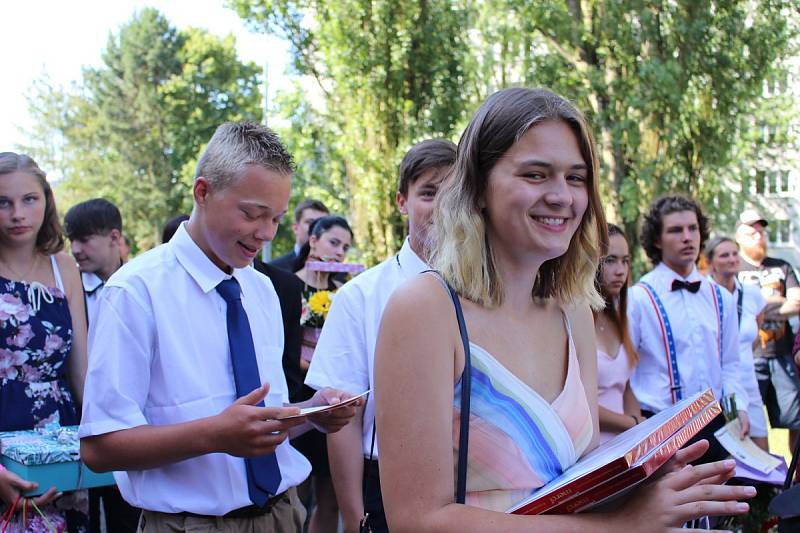 Deváťáci ze základní školy ve Švabinského ulici se slavnostně rozloučili se základní školou.