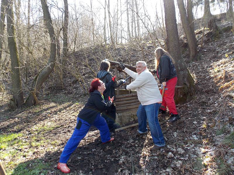 Téměř zapomenutou studánku v Dasnicích místní lidé a další řemeslníci opět vrátili do života.