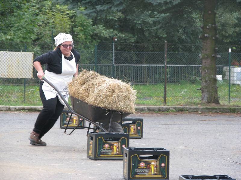 Sokolovské dožínky se nesly v duchu recese, jídla, pití a netradičních soutěží.