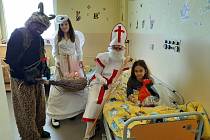 Děti při mikulášské nadílce v nemocnici zapomenou na bolístky, senioři dojetím i pláčou.