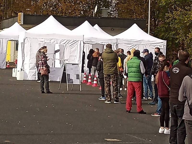 Lidé trávili víkend na zahradách, v přírodě nebo frontě na covid testy