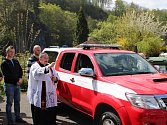 Na slavnostní požehnání nového vozu dorazila do loketské hasičárny řada hostů.