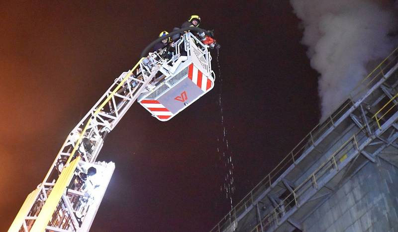 K požáru sušárny uhlí v objektu palivového kombinátu ve Vřesové na Sokolovsku vyjížděli v noci z pátku na sobotu hasiči.