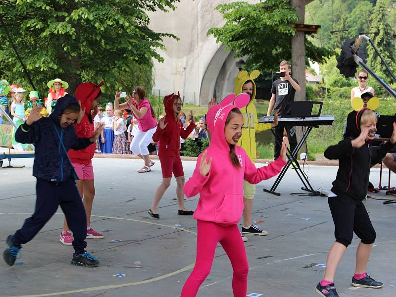 Při akci Děti baví Loket představují svůj program základní, základní umělecká škola a obě mateřinky z Lokte. V závěru se stalo pěknou tradicí pasování budoucích prvňáčků vycházejícími žáky na školáky.