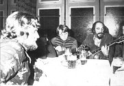 Na dobovém snímku jsou u jednoho stolu Ladislav Nykl, vedoucí karlovarské kapely Pekelníci, vedle Vojta Kiďák Tomáško, vedoucí kapely Roháči Loket, a napravo Wabi Ryvola, vedoucí kapely Hoboes z Kladna.