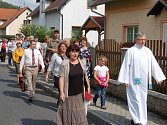 Při nevšední akci bylo možné vidět zpívající procesí, které procházelo obcí do kostela