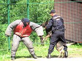 UKÁZKU zadržení pachatele dovezli na Vránov policejní psovodi ze Sokolova. Předvedli i psa, který získal ocenění za největší počet zadržených osob v loňském roce.