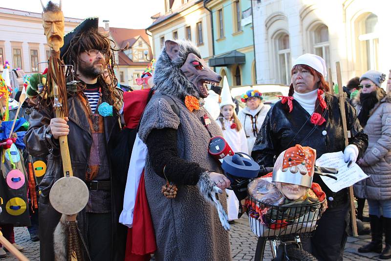 Návštěvníci s maskami i bez nich si užívali premiérový Loketský masopust.