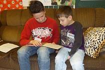 Školáci čtou. Ilustrační foto