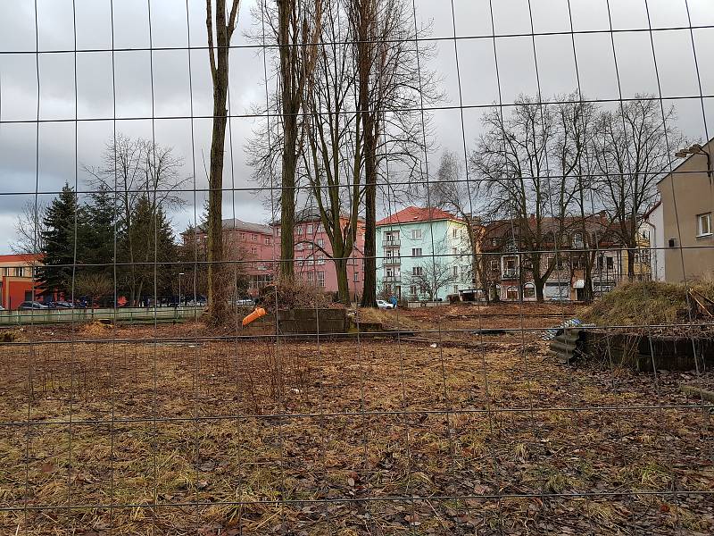 V centru Sokolova padly desítky stromů, bez povolení