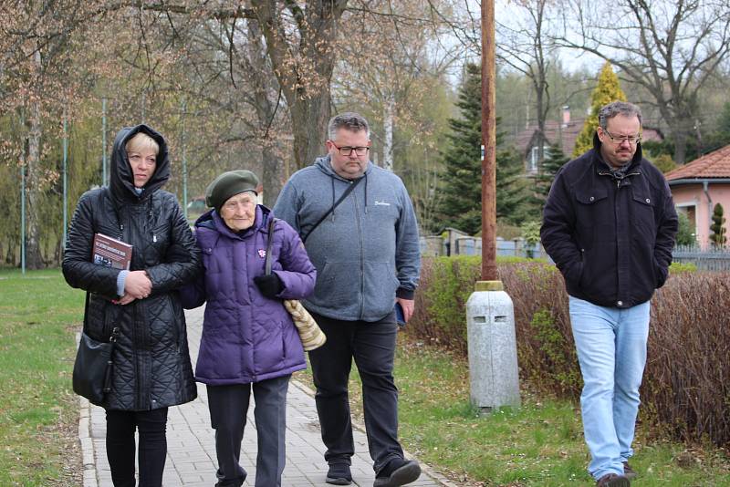 Iryna Shul se po 74 letech vrátila na místa, kde strávila nuceně rok života. Památník připomíná ženský pracovní tábor ve Svatavě.