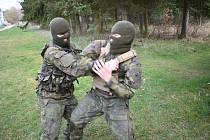 Zakuklených vojáků s maketami zbraní se lidé v Sokolově bát nemusí