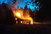 V pondělí 18. července, krátce po čtvrté hodině ráno, vyjížděli hasiči k požáru budovy v osadě Bernov u Krajkové na Sokolovsku. Budovu plameny zcela zničily.