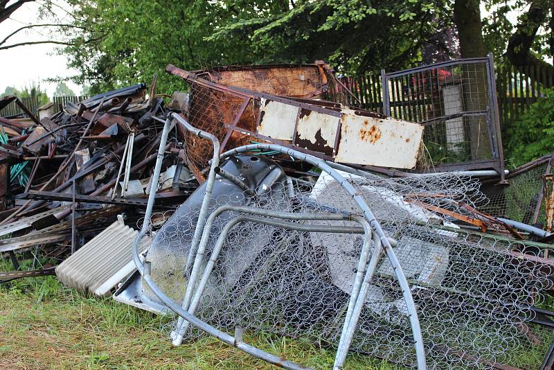 Shořelo všechno za domem, střecha, všechny místnosti v domě kromě kuchyně. A co nezničil oheň, poškodila voda.