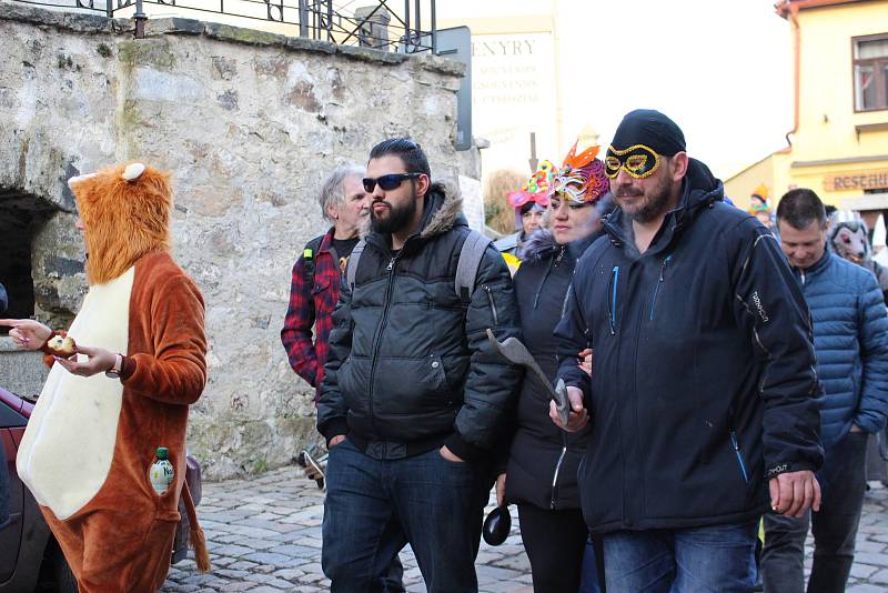 Návštěvníci s maskami i bez nich si užívali premiérový Loketský masopust.