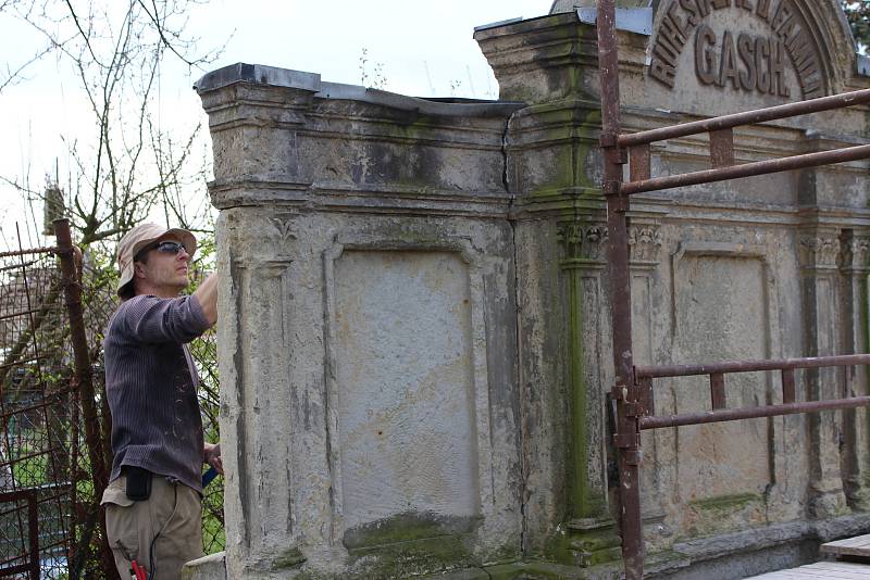 Obnova hrobky na chodovském hřbitově začala.
