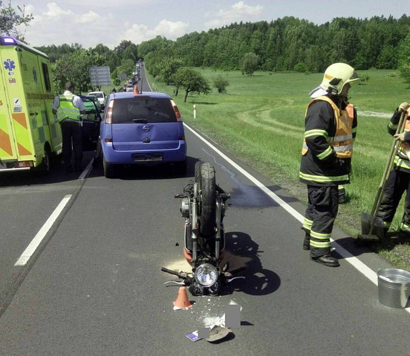 Hasiči vyjeli hned k šesti nehodám.