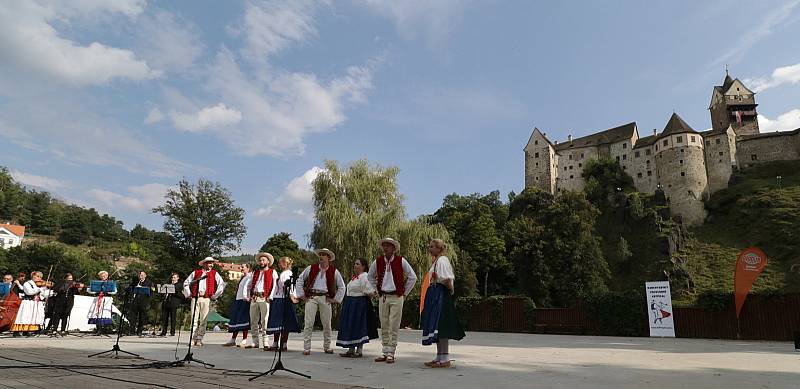 Karlovarský folklorní festival se loučil v amfiteátru pod hradem Loket