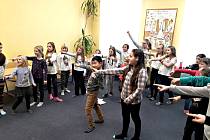 Školáci cvičí operu Brundibár.