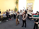 Školáci cvičí operu Brundibár.