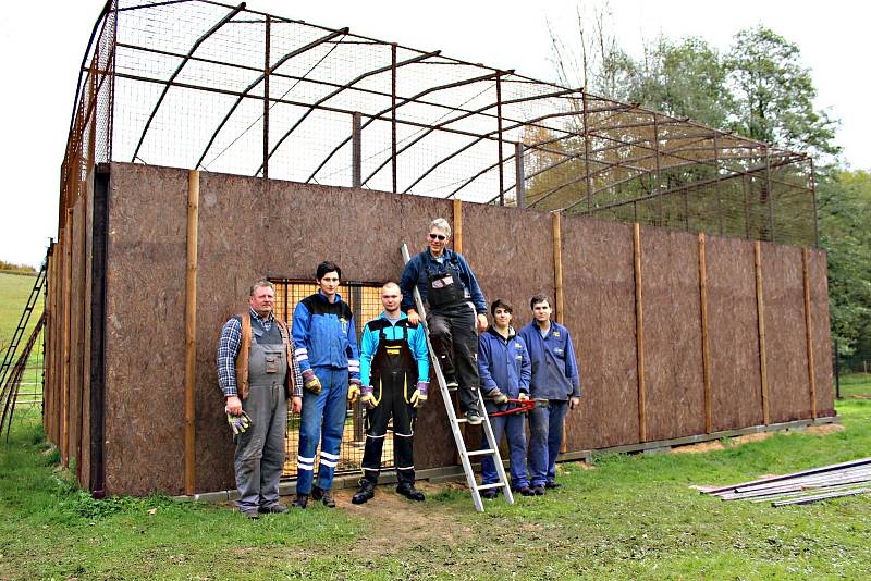 ŽÁCI SOKOLOVSKÉ INTEGROVANÉ ŠKOLY přímo ve stanici Drosera, kde dokončují práce na nové rozletové voliéře, která pomáhá vracet se zpět do přírody ptákům, které Drosera zachraňuje. Práce trvaly přibližně měsíc.