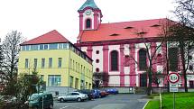 POHLED ke kostelu Sv. Vavřince dnes. V bývalé budově MNV je dnes informační centrum a galerie. 