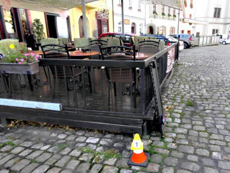 Neznámý řidič narazil do terasy restaurace a ujel, škoda je 60 tisíc.