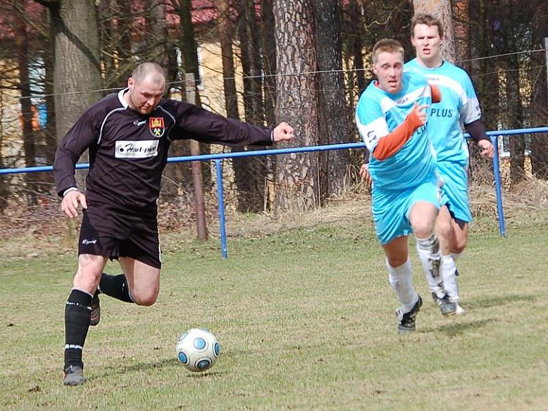 Krajský přebor: Baník Bukovany - Baník Královské Poříčí (v černém)