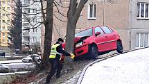 Řidičku v Kraslicích zaskočila zledovatělá silnice v ulici Boženy Němcové. S autem se začala točit a zastavil ji až strom.