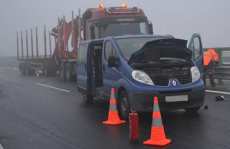 Nehody na namrzlé rychlostní silnici R6 na Sokolovsku.