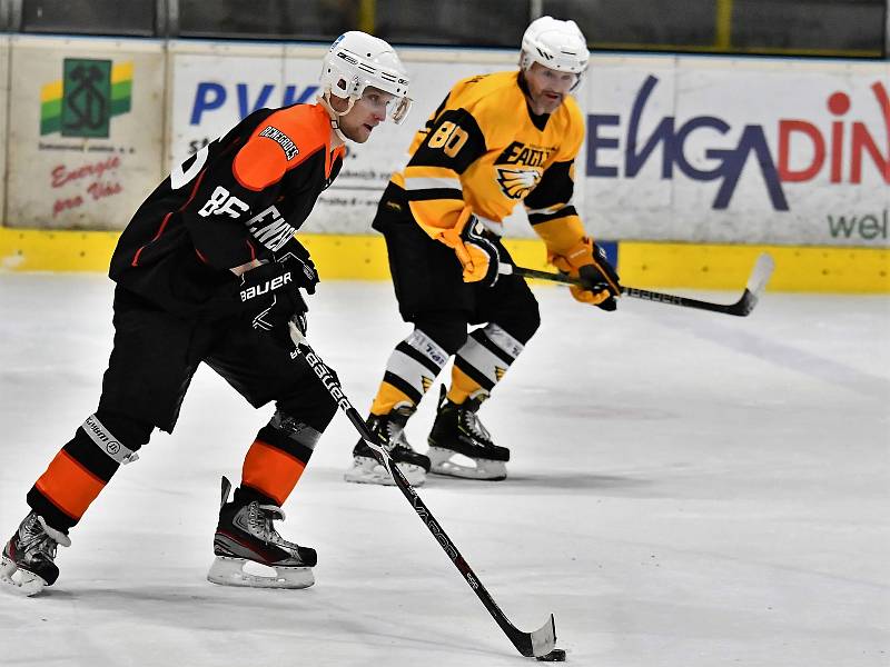 Utkání Kynšperského poháru v ledním hokeji, Renegades Sokolov - KV Eagles (ve žlutém)