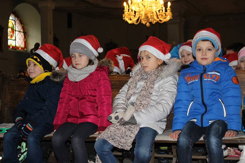 V kostele sv. Václava v Lokti zněly koledy a vánoční písně v podání žáků zdejší základní školy.