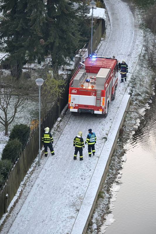 Cvičení hasičů na loketském hradě.