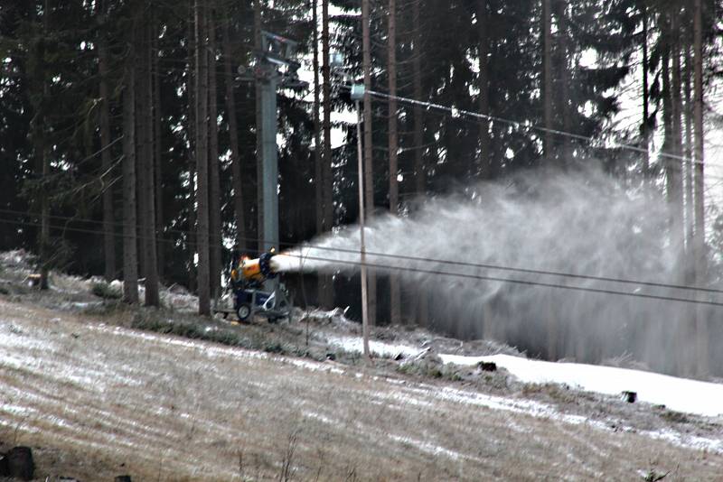 Bublavské skicentrum začalo zasněžovat.