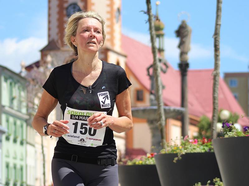 Čtvrtý ročník Sokolovského 1/4 maratonu přilákal na trať více než šest stovek běžců.