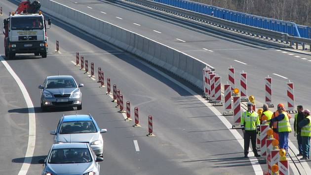 PŘI ZPROVOZŇOVÁNÍ rychlostní silnice R6 u Sokolova včera asistovala také policie.